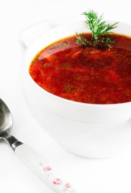 beyaz zemin üzerine kırmızı pancar çorbası