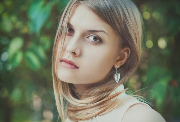 Schöne junge Frau — Stockfoto