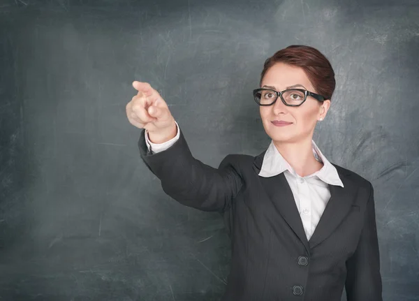 Lächelnder Lehrer ruft Schüler an — Stockfoto