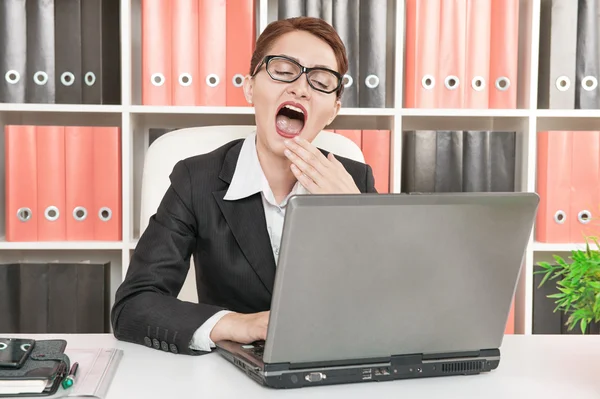 Mujer de negocios bostezando —  Fotos de Stock