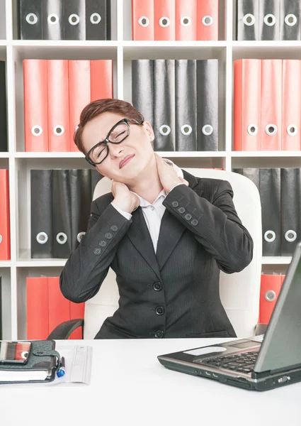 Mujer de negocios con dolor en el cuello — Foto de Stock