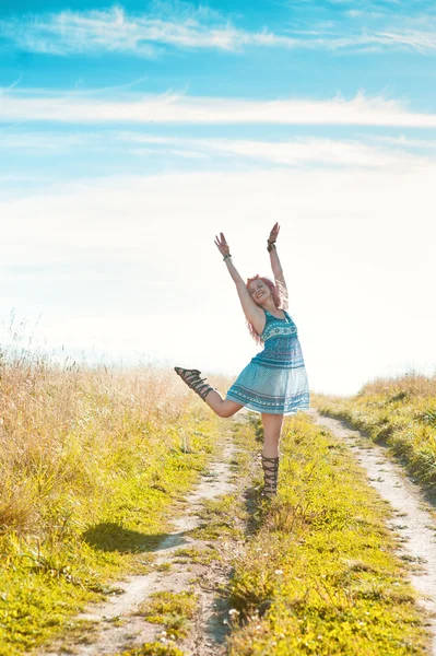 Happy belle femme en plein air — Photo