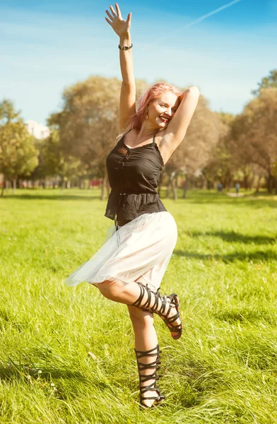 Happy belle femme en plein air — Photo