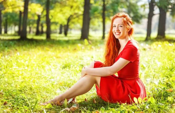 Feliz ruiva mulher ao ar livre — Fotografia de Stock