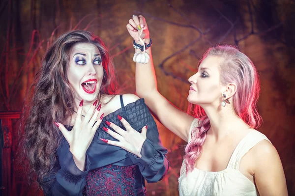 Halloween vampire korkuyor sarımsak — Stok fotoğraf