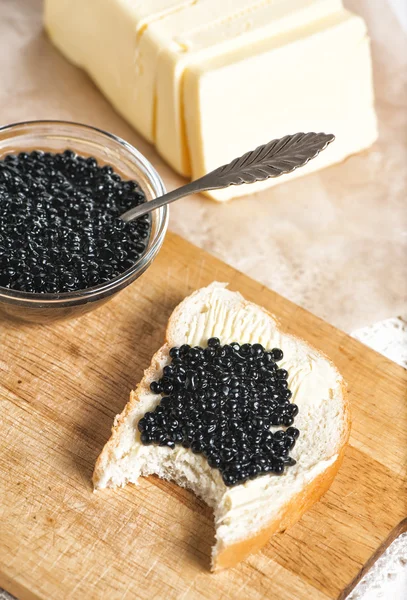 Sanduíche com caviar preto — Fotografia de Stock