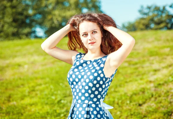 Mooie jonge vrouw buiten — Stockfoto