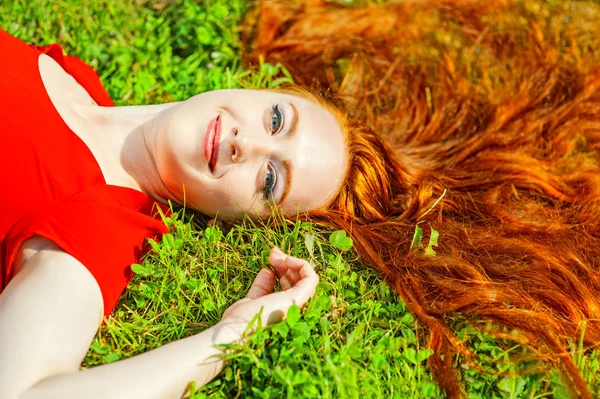 Ruiva mulher ao ar livre — Fotografia de Stock