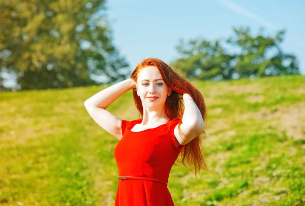 Femme rousse en plein air — Photo