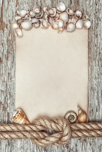 Schiffsseil, Muscheln, Blatt Papier und Holz Hintergrund — Stockfoto