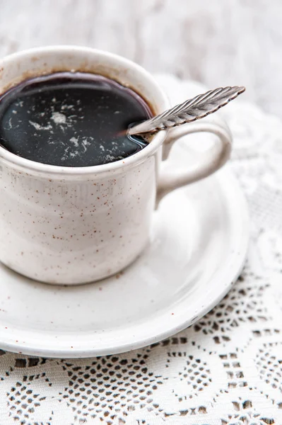 Чашка кофе на кружевной салфетке — стоковое фото
