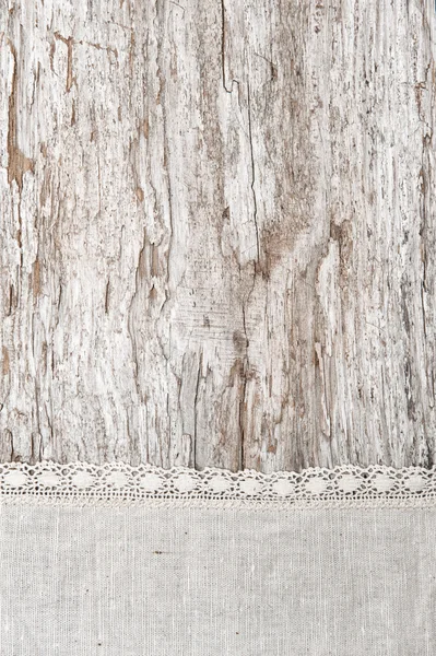 Tejido de lino con encaje en el fondo de madera viejo — Foto de Stock