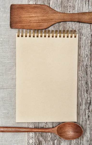 Notebook papier, drewniane naczynia i bielizną na Stare drewno — Zdjęcie stockowe