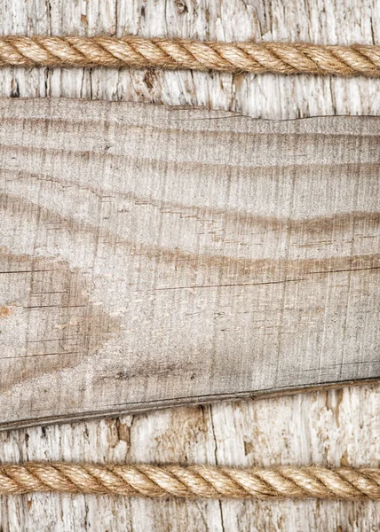 Pezzo di tavola e corda sul vecchio legno — Foto Stock