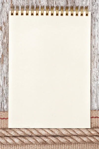 Liny, notatnik i sprzętu wstążka papieru na Stare drewno — Zdjęcie stockowe