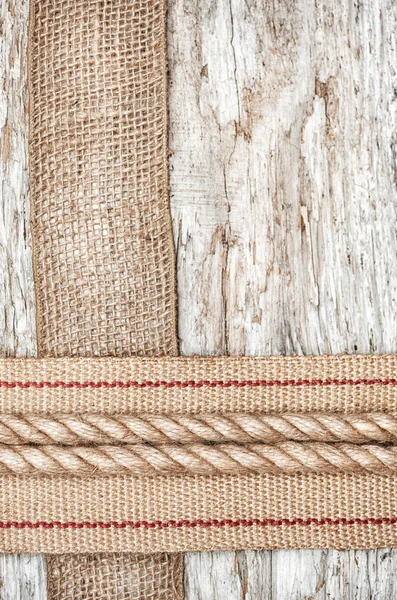 Corde, quincaillerie et ruban de sac sur le vieux bois — Photo