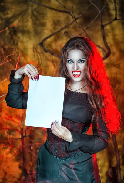 紙のシートを保持しているハロウィーン吸血鬼 — ストック写真