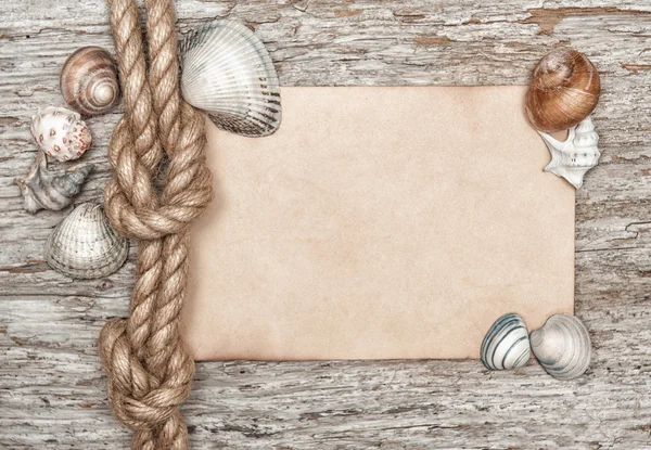 Cuerda de barco, conchas, hoja de papel y madera vieja —  Fotos de Stock