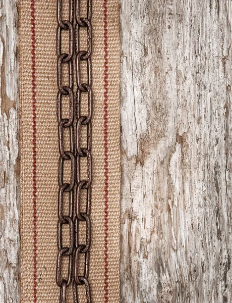 Ruban chaîne et quincaillerie en métal sur le vieux bois — Photo