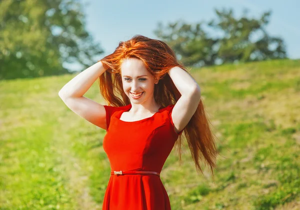Rödhårig kvinna utomhus — Stockfoto