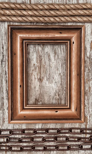 Houten frame, touw en metalen ketting op het oude hout — Stockfoto