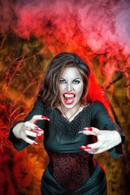 Ellerini tutarak kızgın halloween vampire