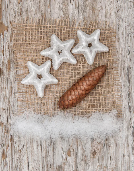 Formas de estrela, tecido de serapilheira e pinecone — Fotografia de Stock