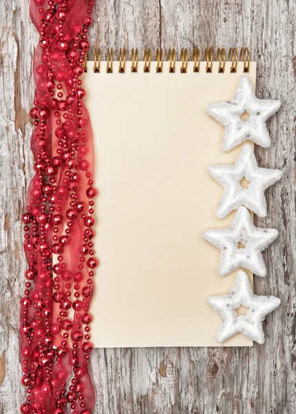 Jul bakgrund med anteckningsboken och garland — Stockfoto