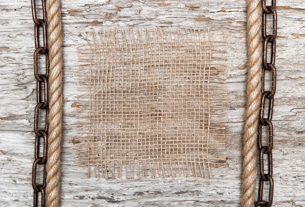 Fond rustique avec toile de jute, corde et chaîne — Photo