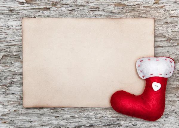 Cartão de Natal com folha de papel e meia vermelha — Fotografia de Stock