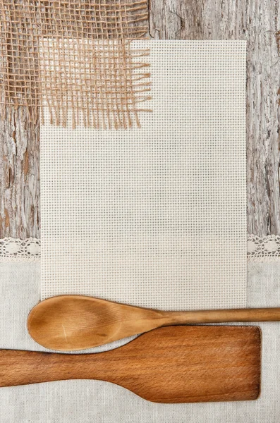 Duk, säckväv och linne tyg med trä köksredskap — Stockfoto