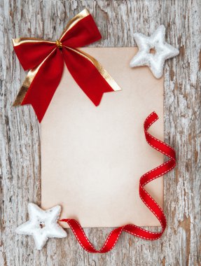 Noel kartı ile kırmızı yay, yıldız ve şerit
