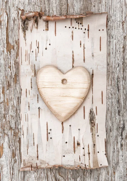 Dřevěné srdce s březové kůry na staré dřevo — Stock fotografie