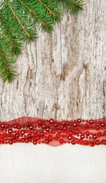 Décoration de Noël avec guirlande rouge, toile et branche de sapin — Photo