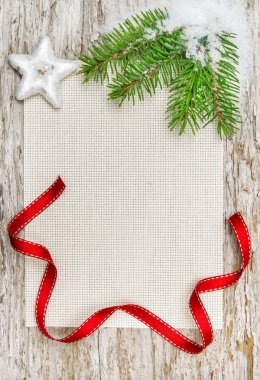 Noel kartı kırmızı kurdele ve köknar dalı