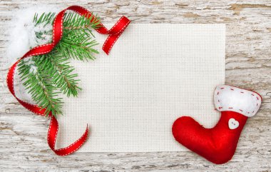 Kırmızı çorap, şerit ve köknar dalı ile Noel kartı