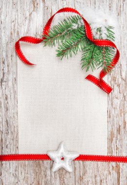 Noel kartı ile kırmızı kurdele, star ve köknar dalı