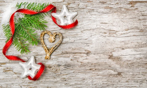 Sfondo natalizio con ramo di abete e nastro — Foto Stock