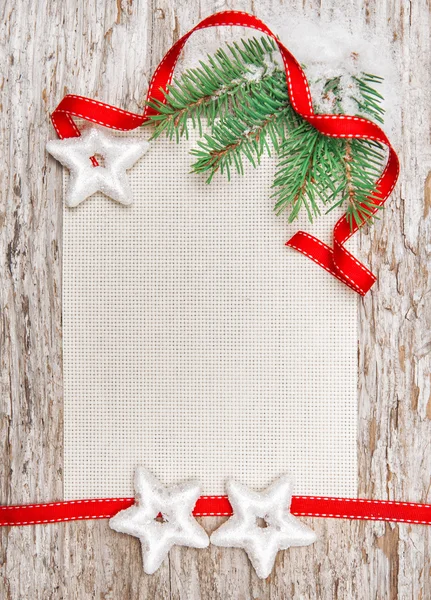 Weihnachtskarte mit roter Schleife, Sternen und Tannenzweig — Stockfoto