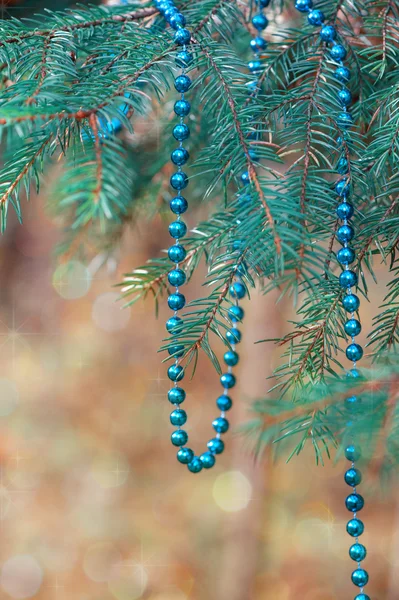 Decorazione natalizia con ramo di abete — Foto Stock