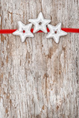 Gümüş Yıldız ve kırmızı kurdele ile Noel dekorasyon