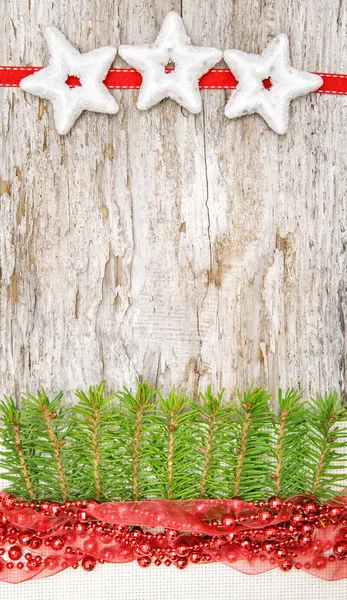 Decorazione natalizia con ghirlanda rossa, tela e ramo di abete — Foto Stock