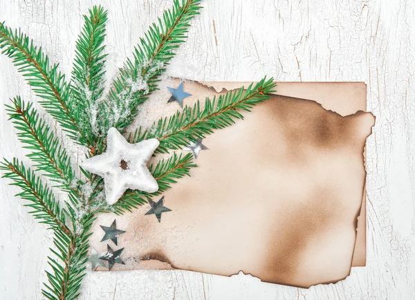 Kerstkaart met leeftijd papier, sterren en Spar takken — Stockfoto