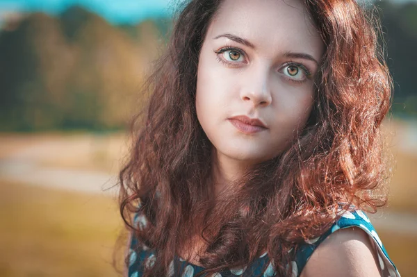 Gyönyörű fiatal nő portré — Stock Fotó
