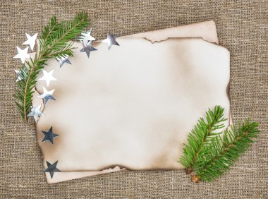Noel kartı köknar dalı ve çuval bezi üzerinde yıldız