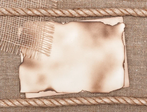 Yaşlı kağıt ve ip üzerinde arka plan çuval bezi — Stok fotoğraf