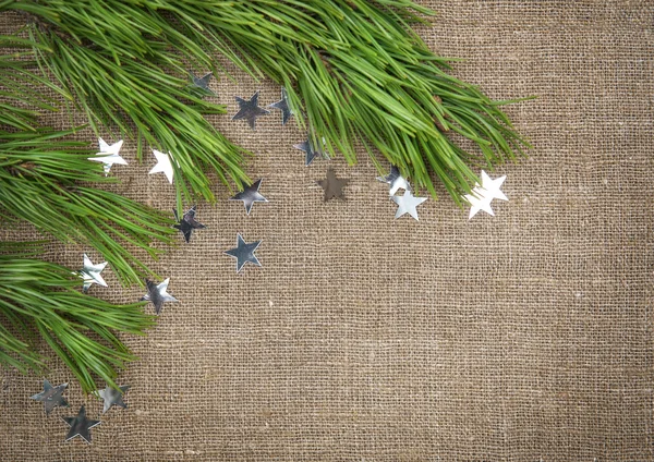 Decoración de Navidad con rama de abeto en arpillera — Foto de Stock