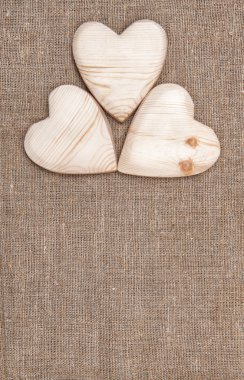çuval bezi arka plan ile ahşap Kalpler