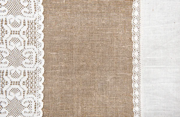 Бурлап фон с кружевом и льняной тканью — стоковое фото