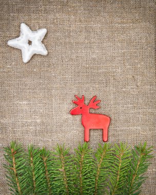 köknar dalı ve Kızıl geyik çuval bezi üzerinde Noel dekorasyon